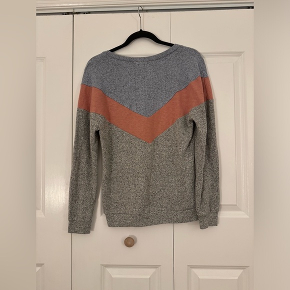 Cute light weight sweater - Picture 4 of 5